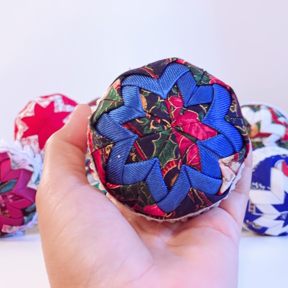 14 HANDMADE TEXTILE FOLDED Quilted HOLIDAY RIBBON CHRISTMAS ORNAMENT BALLS - Picture 4 of 9
